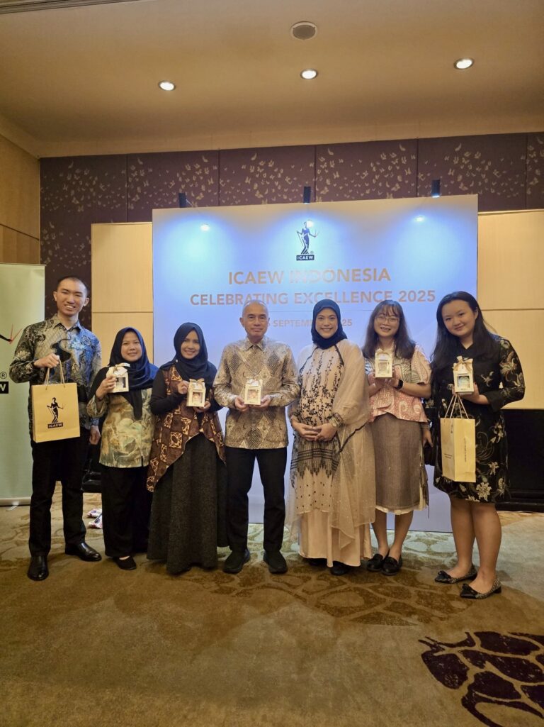 Prestasi Membanggakan, Mahasiswa Program Studi Akuntansi UIB Diberi Penghargaan di Gala Dinner ICAEW Indonesia