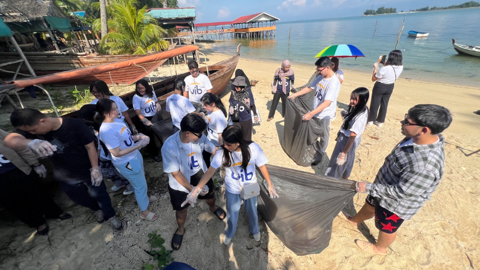 A group of people cleaning up a beach

AI-generated content may be incorrect.