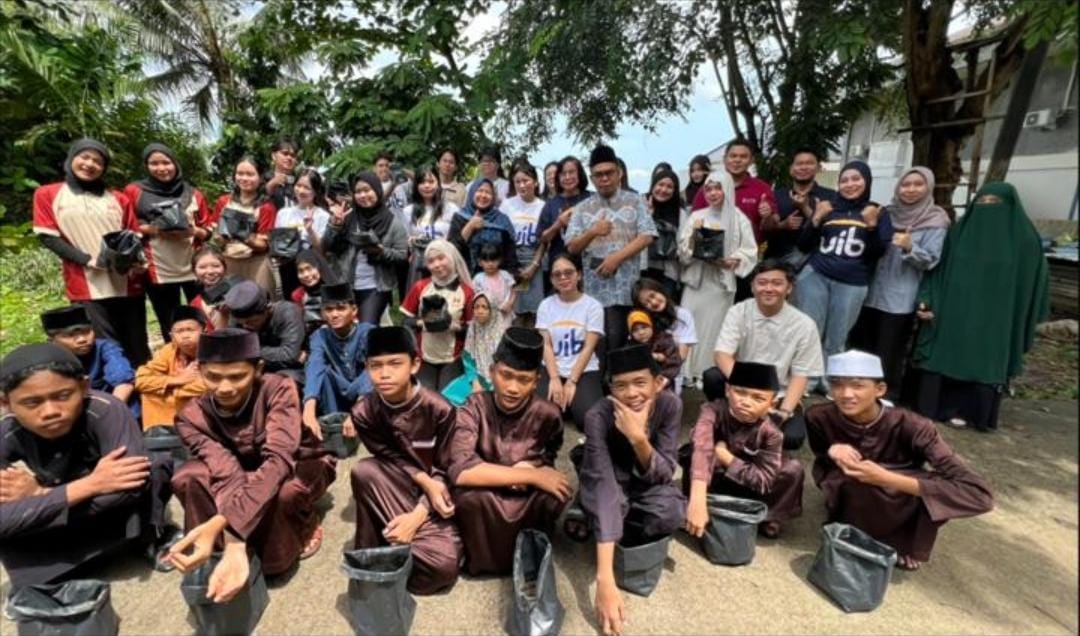 A group of people posing for a photo

AI-generated content may be incorrect.