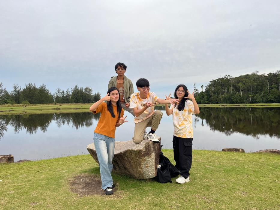 A group of people posing for a picture

AI-generated content may be incorrect.