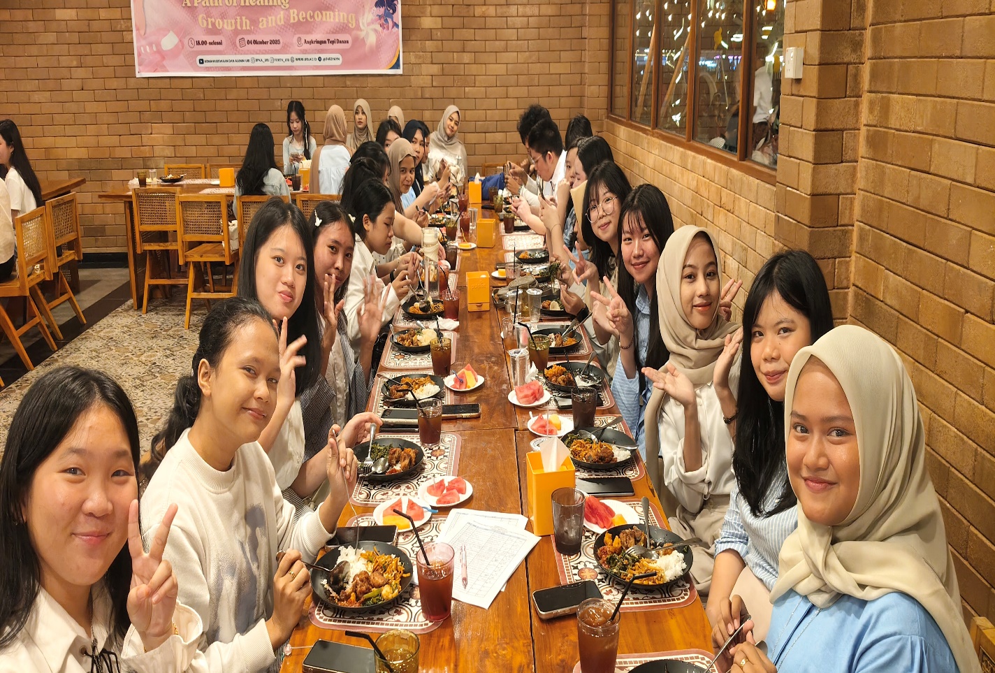 A group of people sitting at a table

AI-generated content may be incorrect.