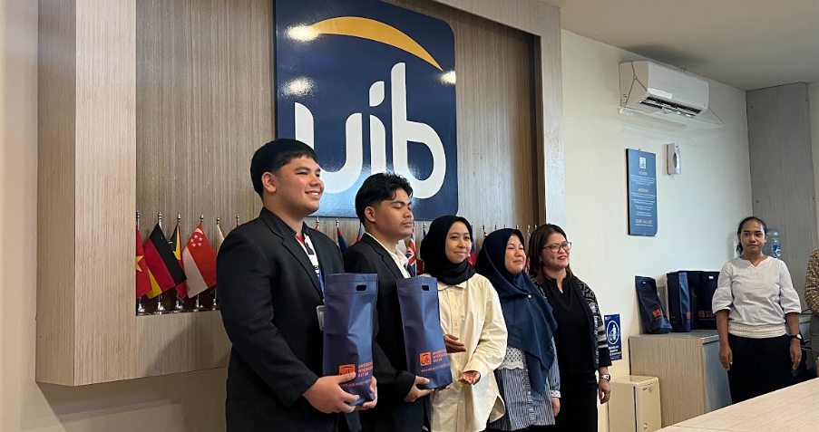 A group of people standing in a line

AI-generated content may be incorrect.