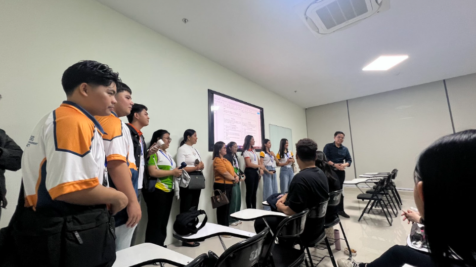 A group of people standing in a room

AI-generated content may be incorrect.