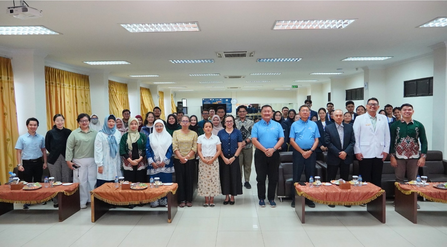 A group of people standing together

AI-generated content may be incorrect.