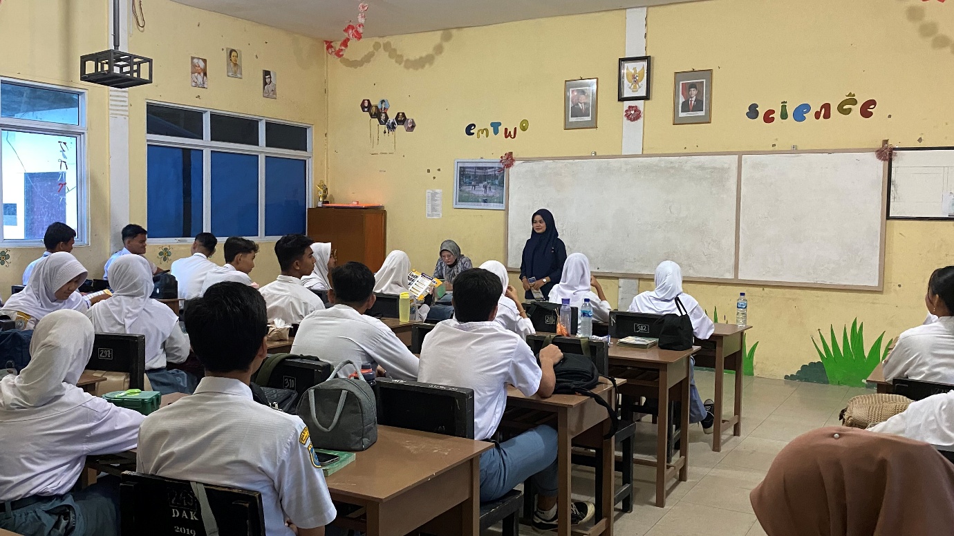 A group of students in a classroom
Description automatically generated