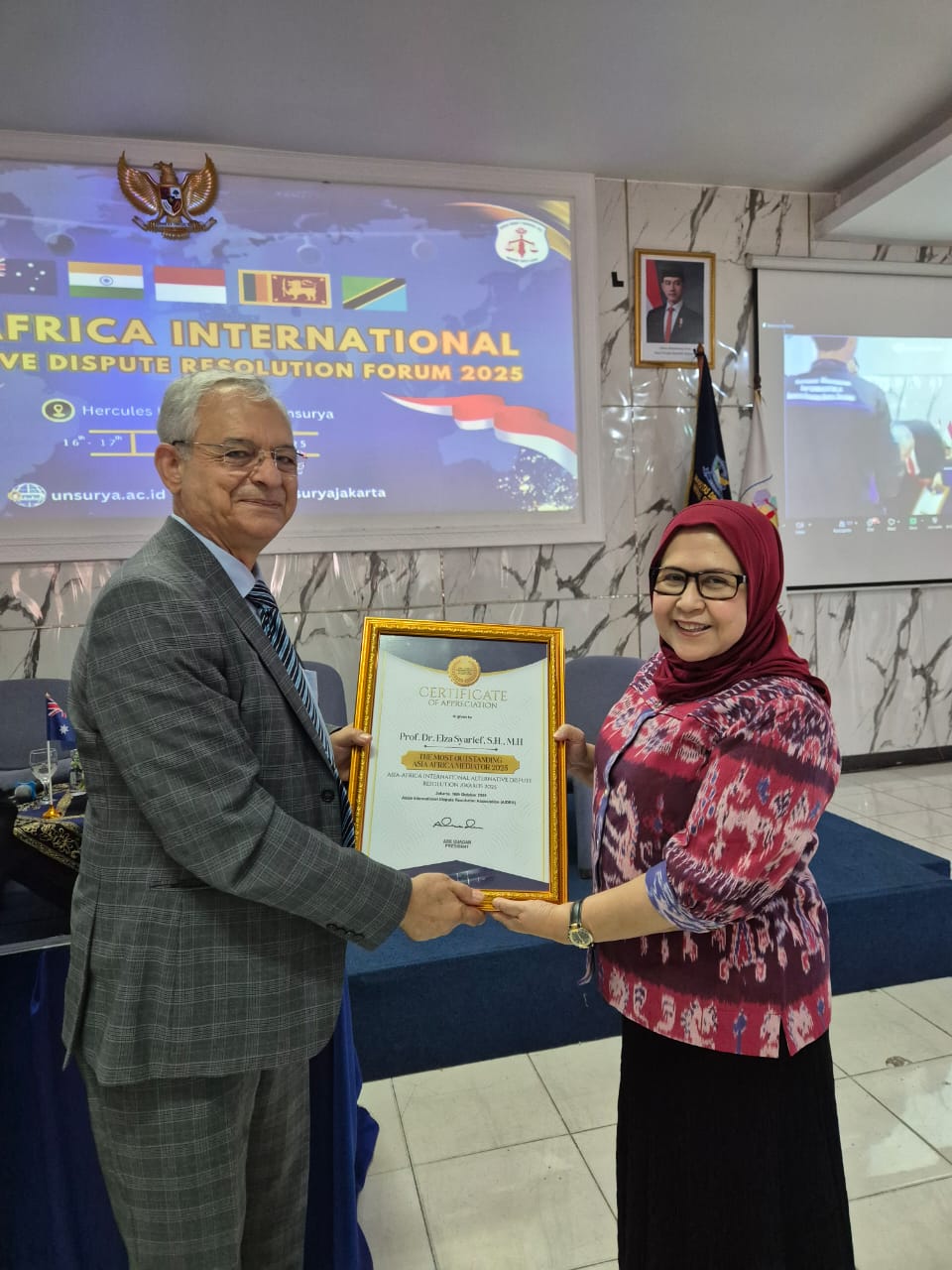 A person and person holding a certificate

Description automatically generated