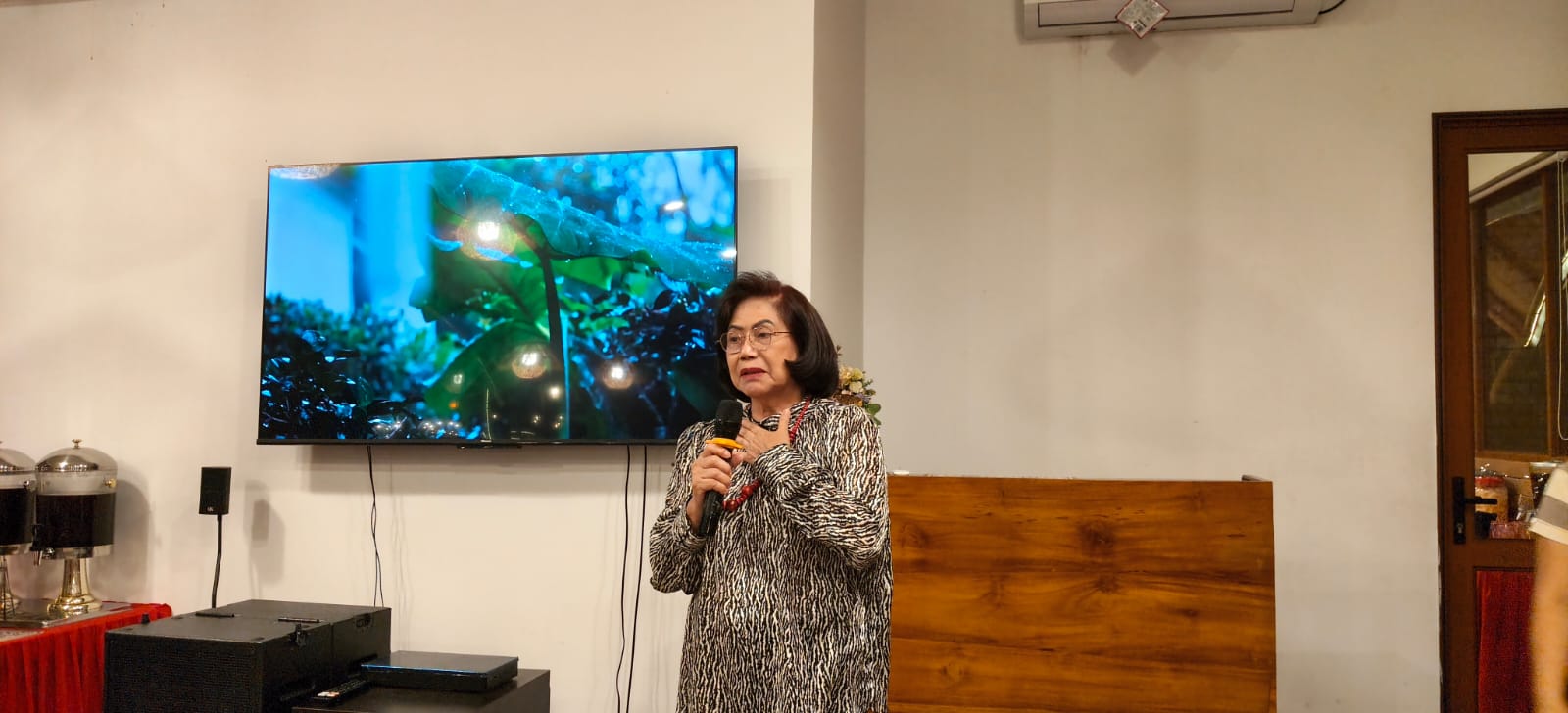 A person holding a microphone

AI-generated content may be incorrect.