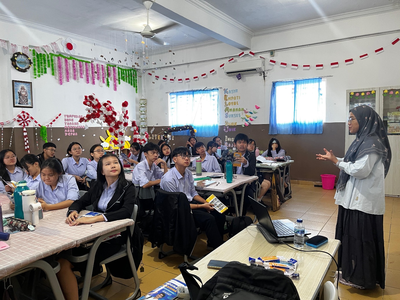 A teacher teaching a class

Description automatically generated