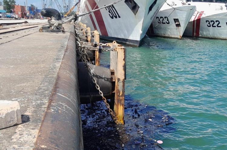 Limbah Minyak Hitam Cemari Pelabuhan Batuampar di Batam | Batamnews.co.id