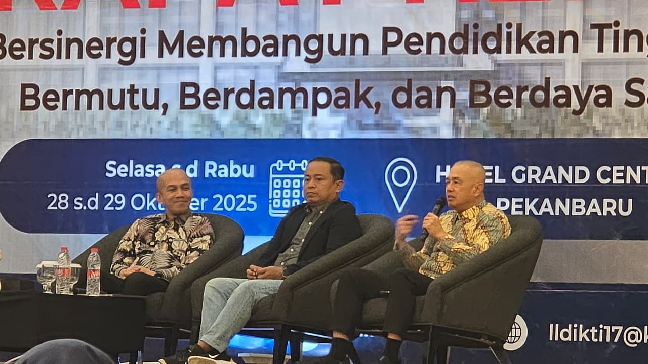 A group of men sitting in chairs

AI-generated content may be incorrect.