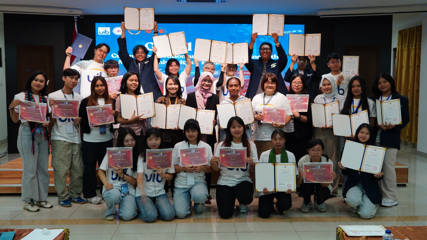 A group of people holding books
AI-generated content may be incorrect.