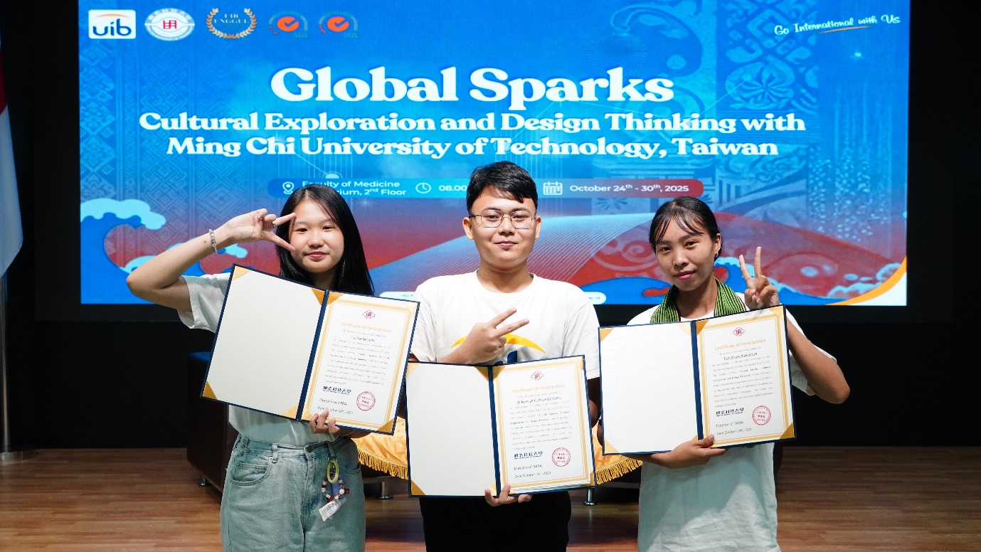 A group of people holding papers
AI-generated content may be incorrect.