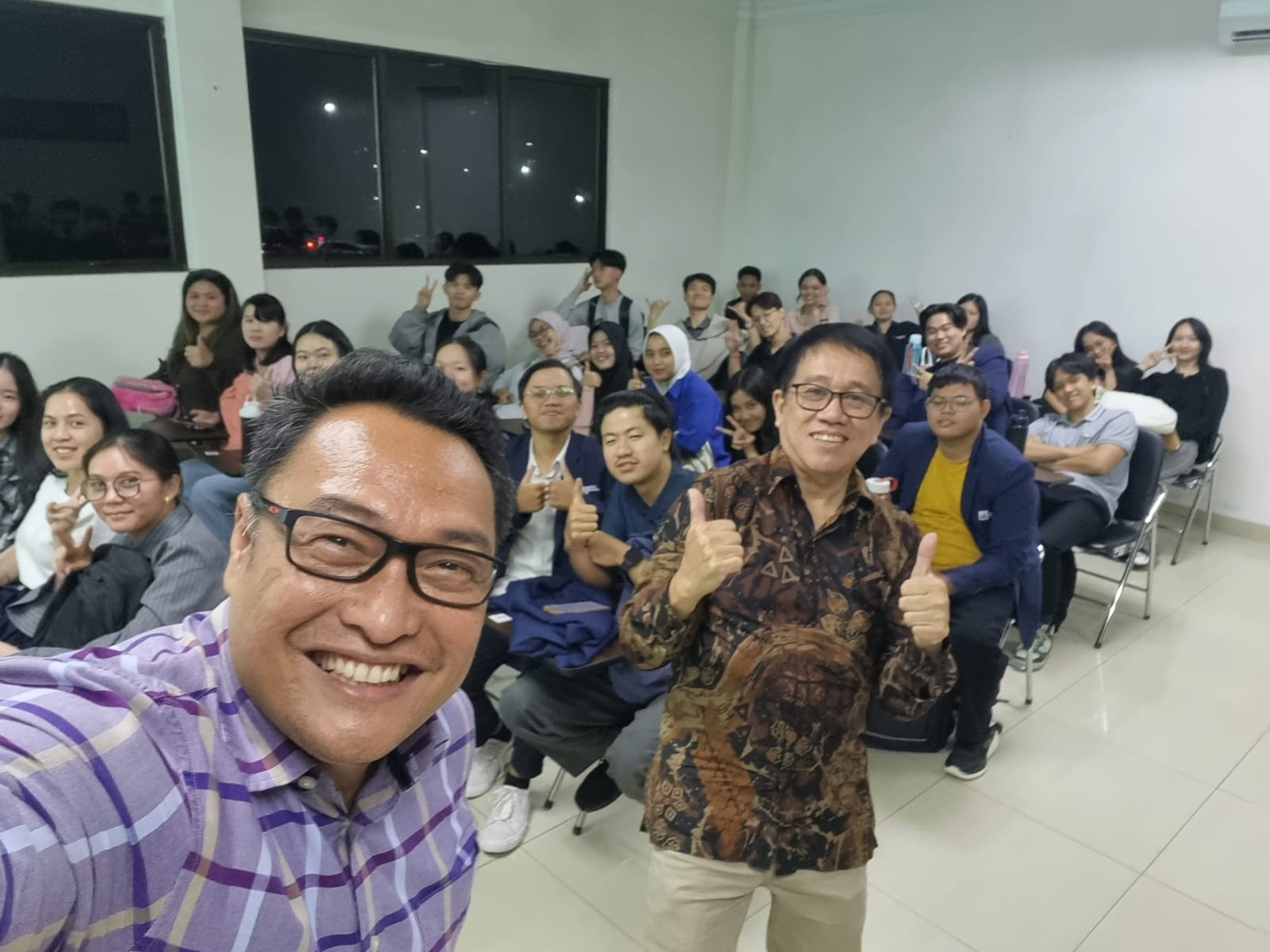 A group of people in a room

AI-generated content may be incorrect.