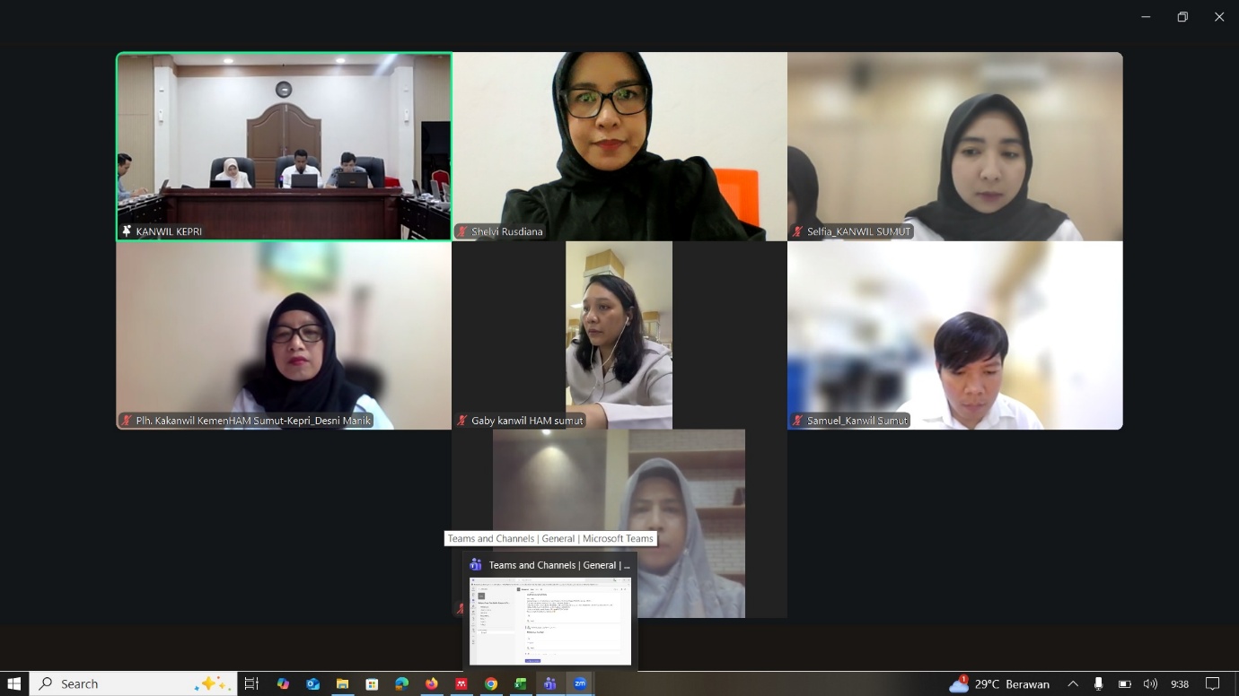 A group of people on a computer screen

AI-generated content may be incorrect.