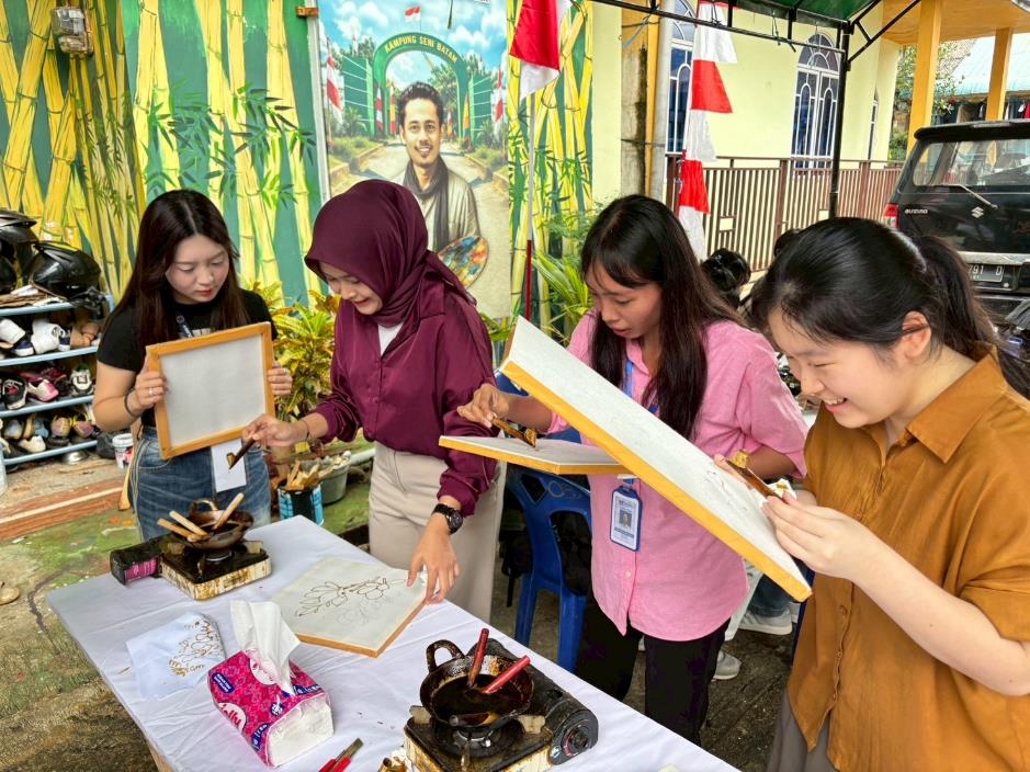 A group of people painting on paper

AI-generated content may be incorrect.