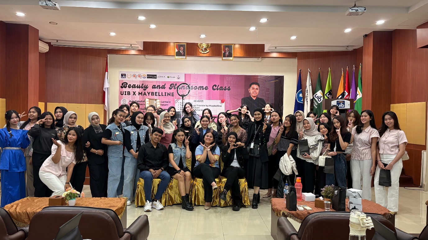 A group of people posing for a photo

AI-generated content may be incorrect.