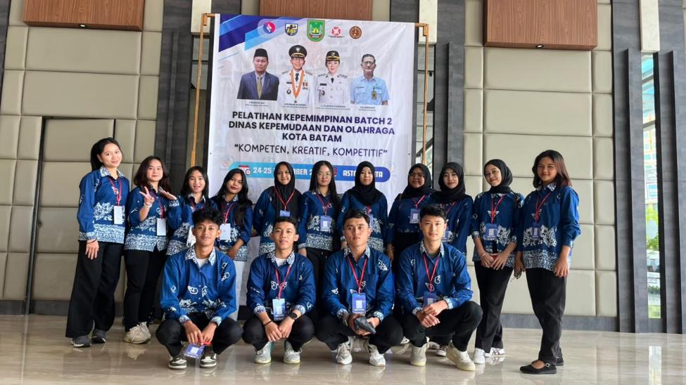 A group of people posing for a photo

AI-generated content may be incorrect.