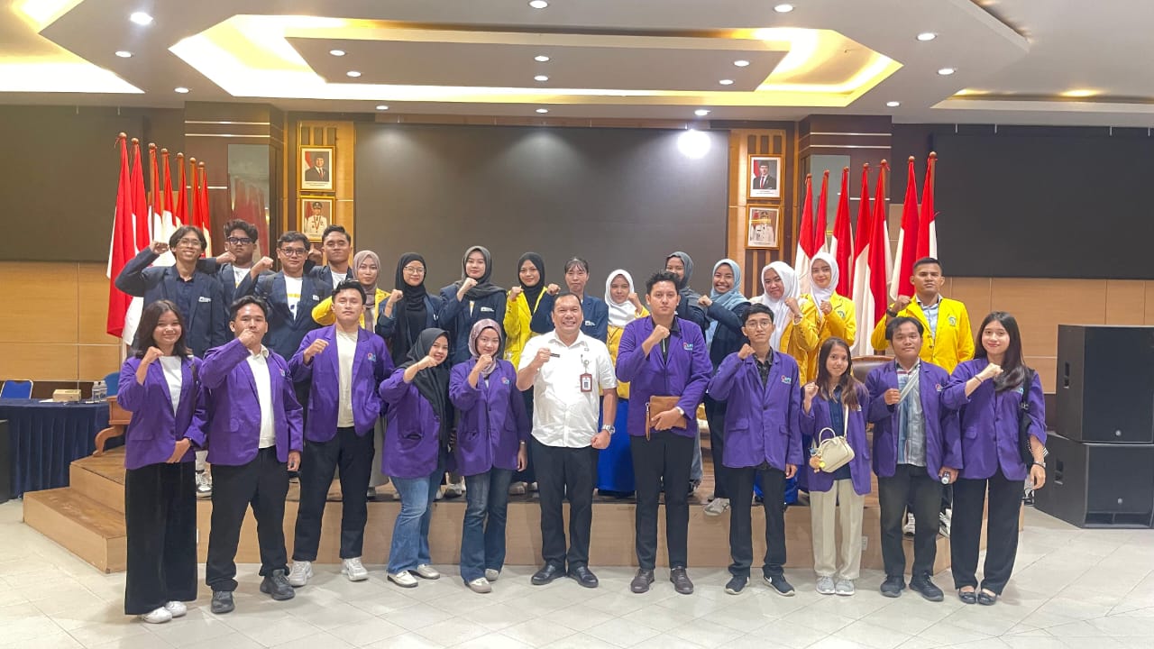 A group of people posing for a photo
AI-generated content may be incorrect.