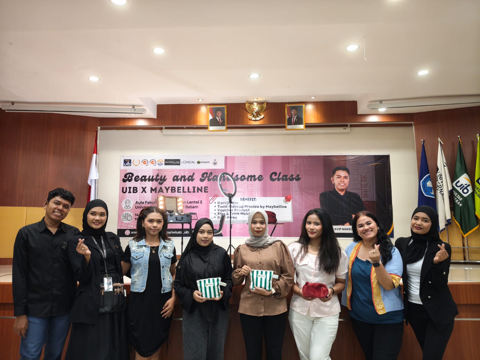 A group of people posing for a photo

AI-generated content may be incorrect.