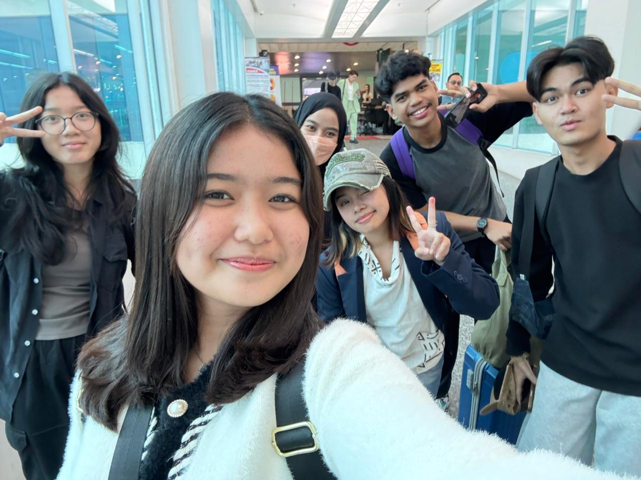 A group of people posing for a selfie

AI-generated content may be incorrect.