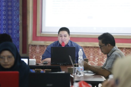 A group of people sitting at a table

AI-generated content may be incorrect.