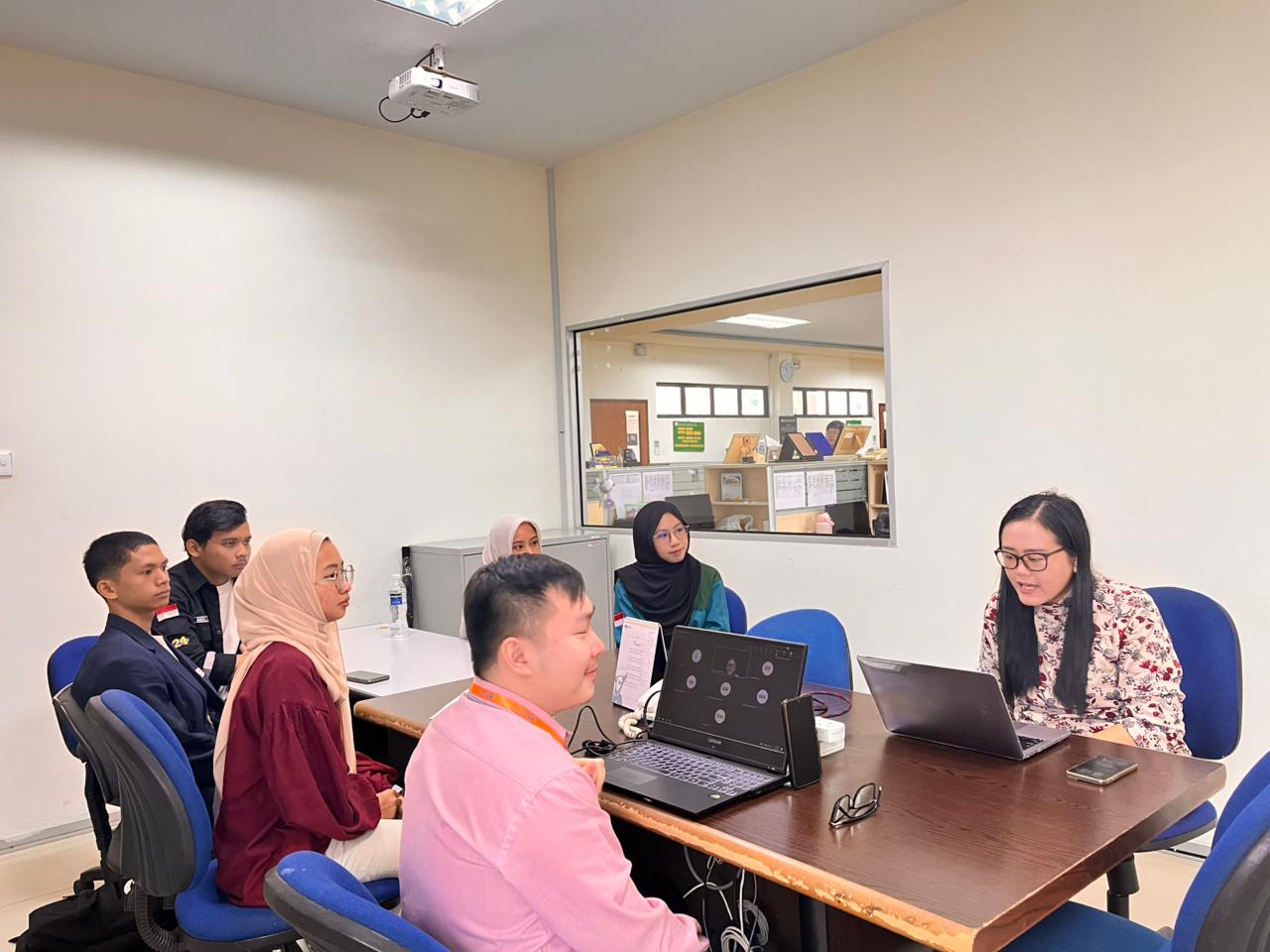 A group of people sitting at a table with laptops

AI-generated content may be incorrect.