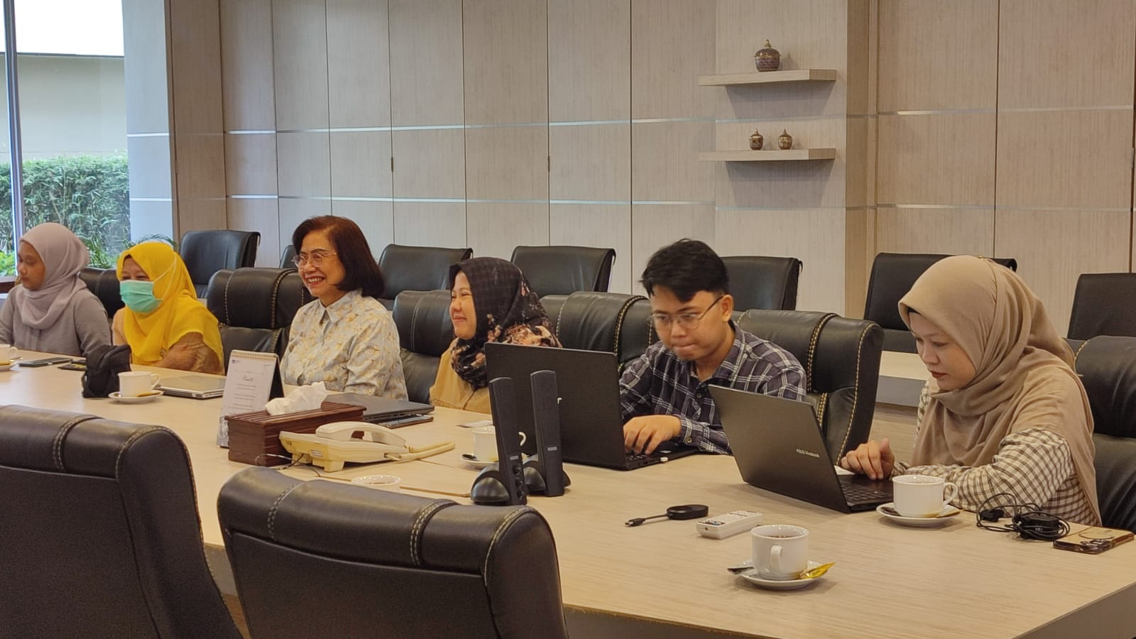 A group of people sitting at a table with laptops
AI-generated content may be incorrect.