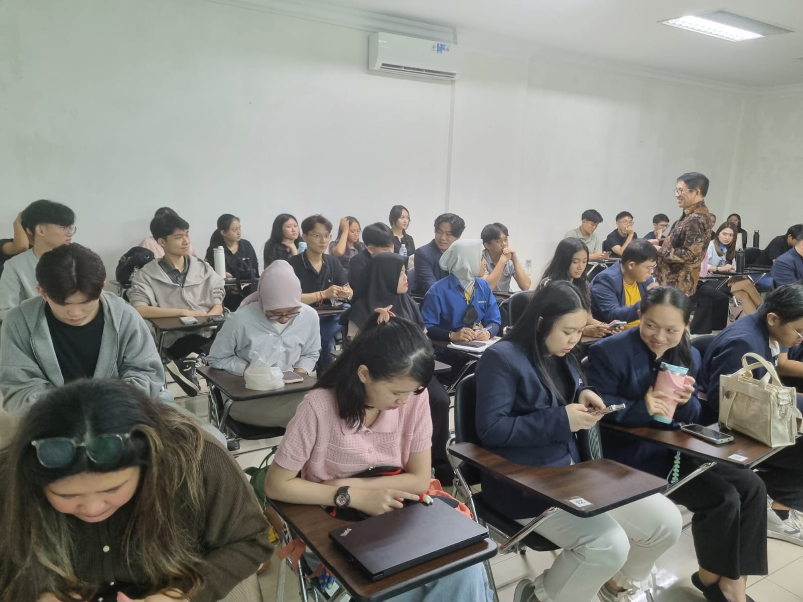 A group of people sitting in a classroom

AI-generated content may be incorrect.