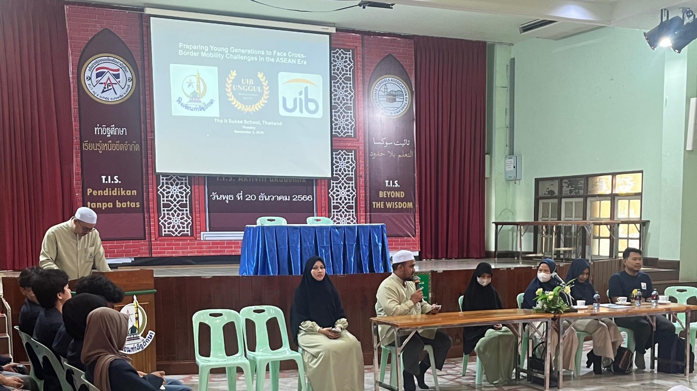 A group of people sitting in a room

AI-generated content may be incorrect.