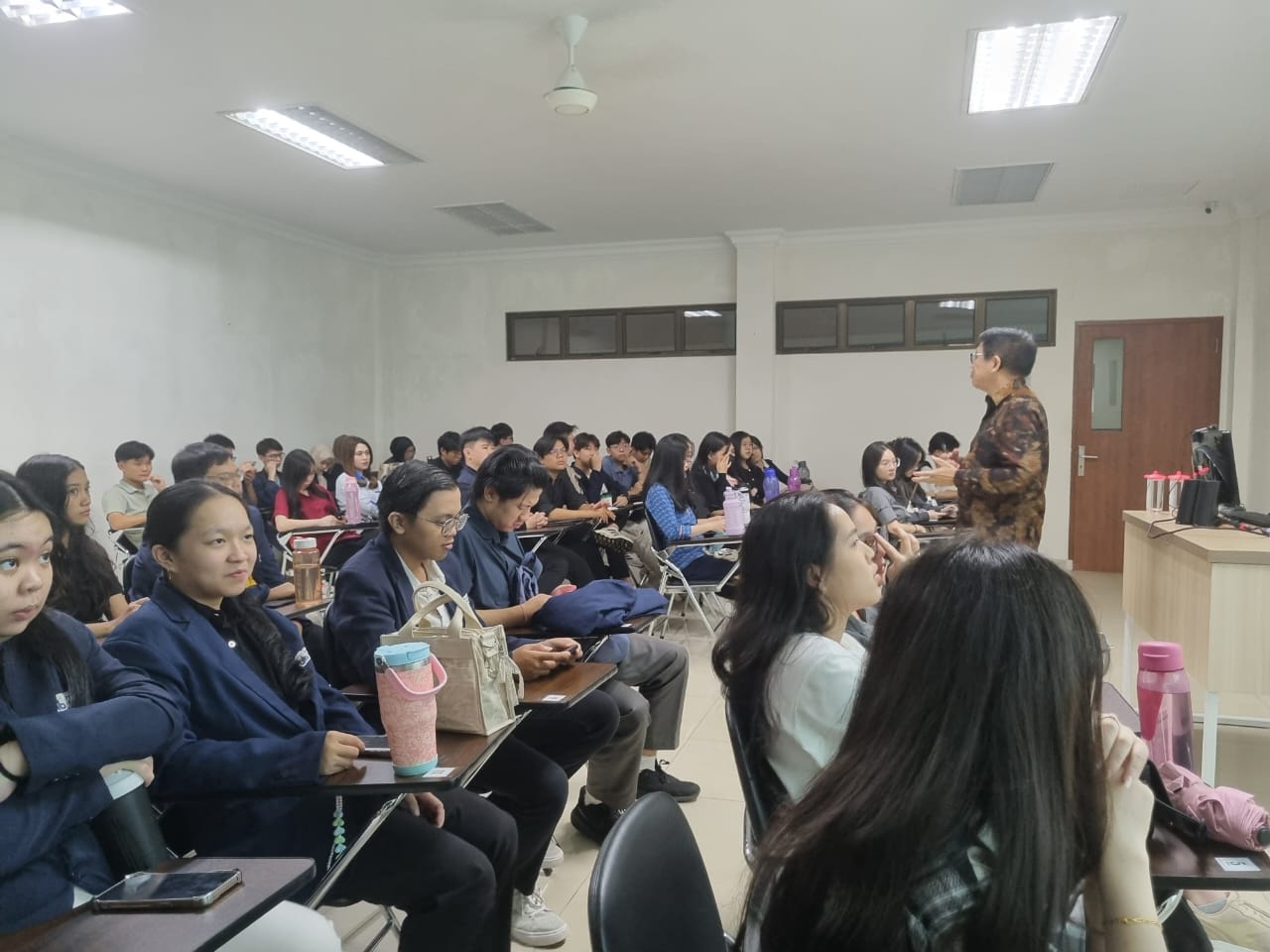 A group of people sitting in a room

AI-generated content may be incorrect.