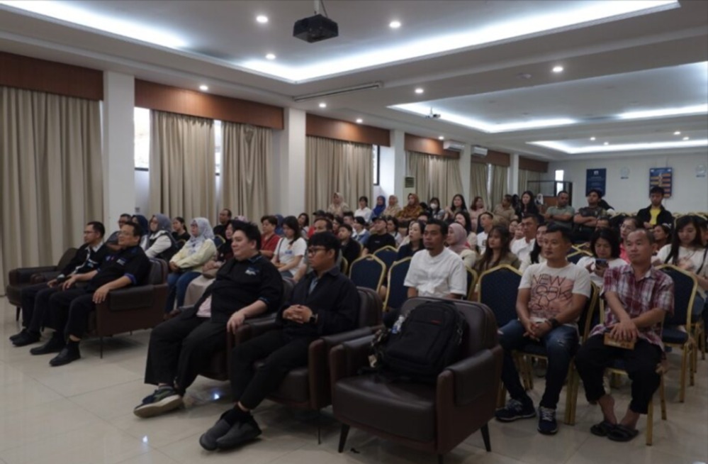 A group of people sitting in chairs
AI-generated content may be incorrect.