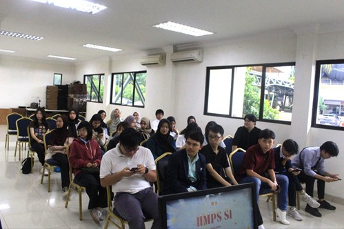 A group of people sitting in chairs
AI-generated content may be incorrect.