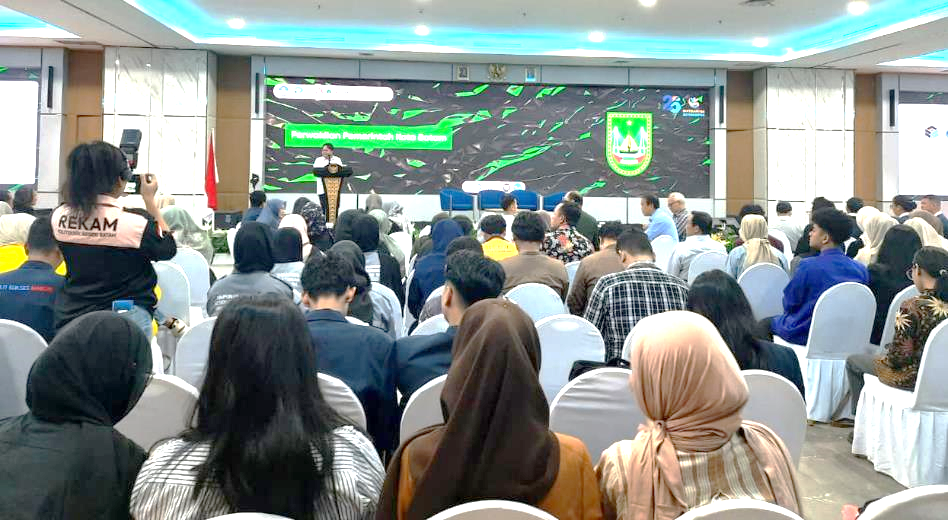 A group of people sitting in chairs in a room

AI-generated content may be incorrect.