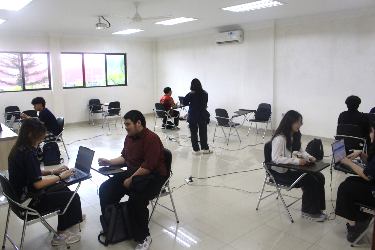 A group of people sitting in chairs using laptops
AI-generated content may be incorrect.