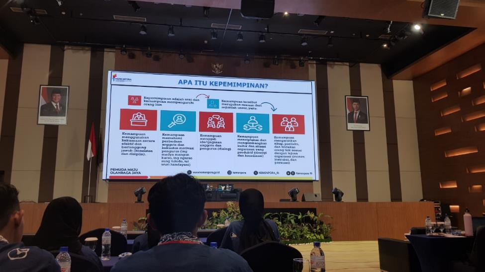 A group of people sitting in front of a large screen

AI-generated content may be incorrect.