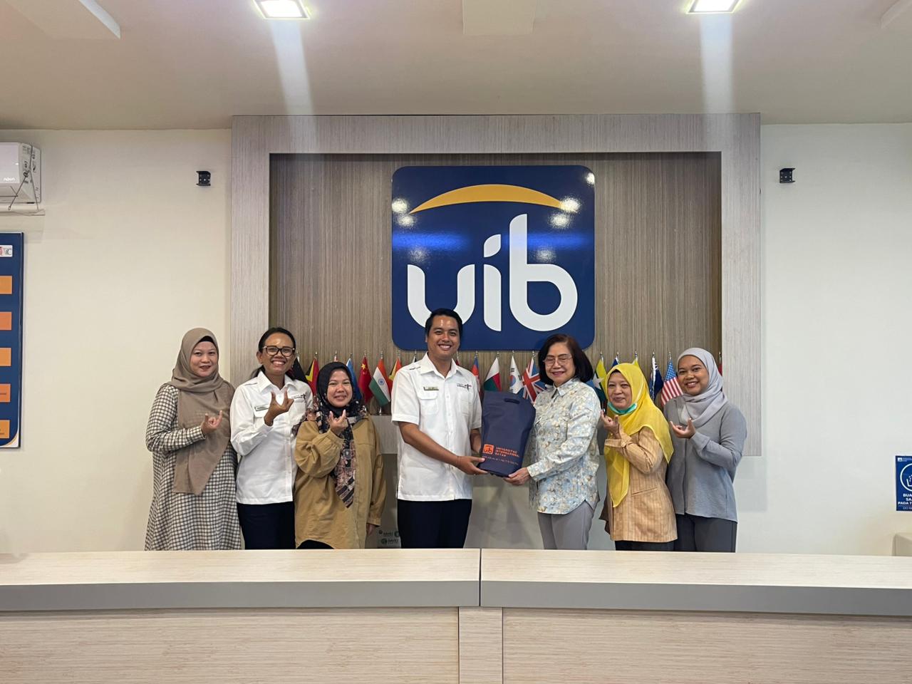 A group of people standing in front of a sign
AI-generated content may be incorrect.