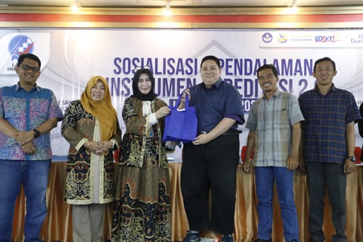 A group of people standing together

AI-generated content may be incorrect.