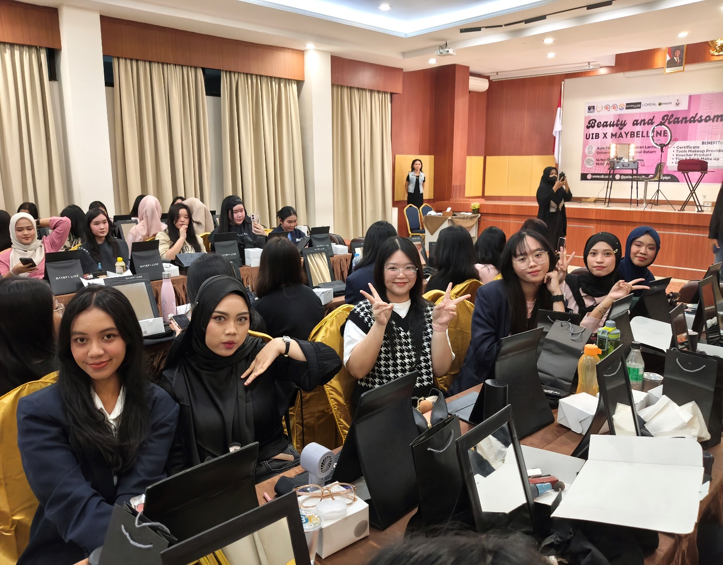 A group of women sitting in a room

AI-generated content may be incorrect.