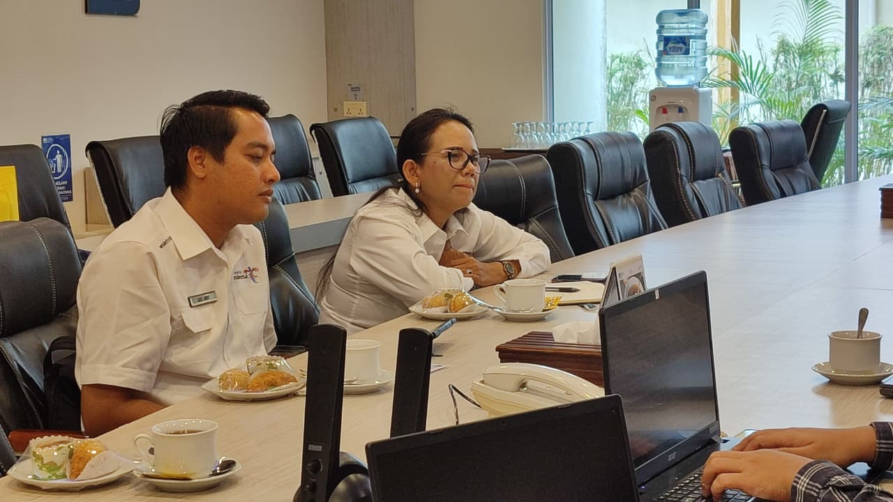 A person and person sitting at a table with laptops
AI-generated content may be incorrect.