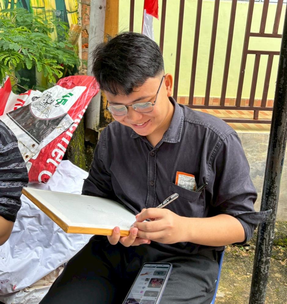 A person holding a pen and a book

AI-generated content may be incorrect.