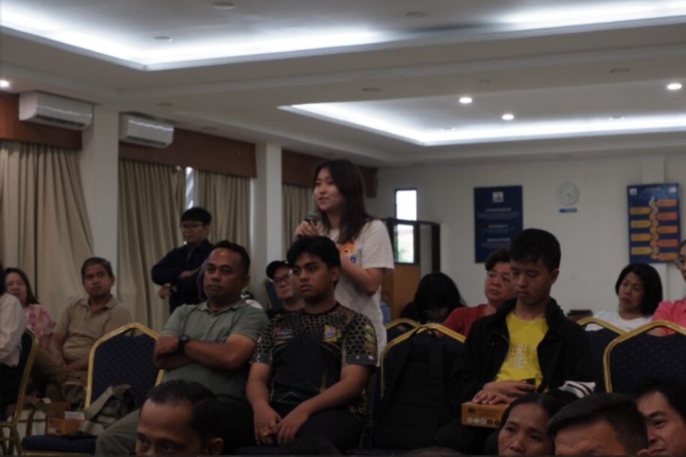 A person standing in front of a group of people
AI-generated content may be incorrect.