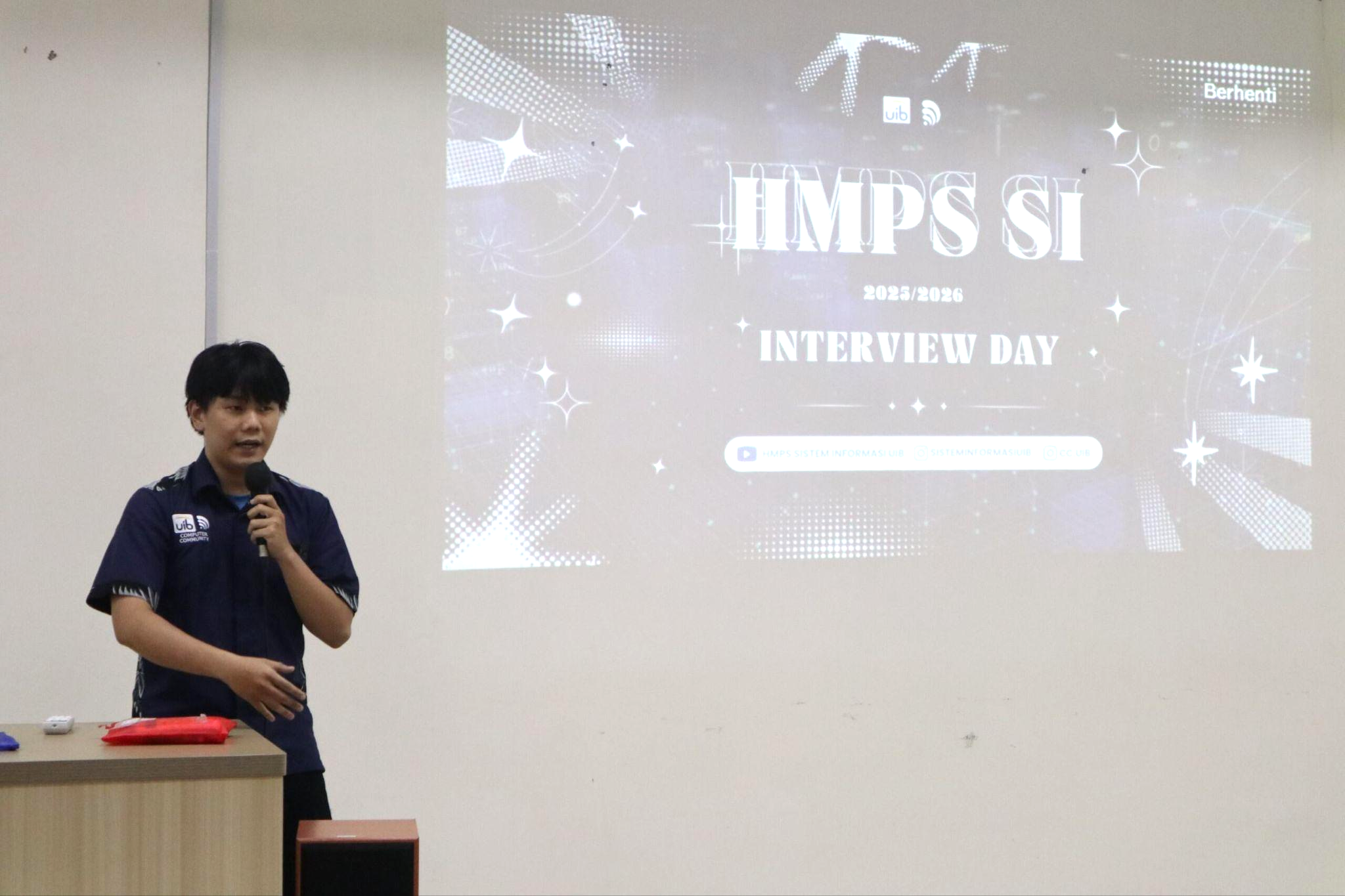 A person standing in front of a screen
AI-generated content may be incorrect.