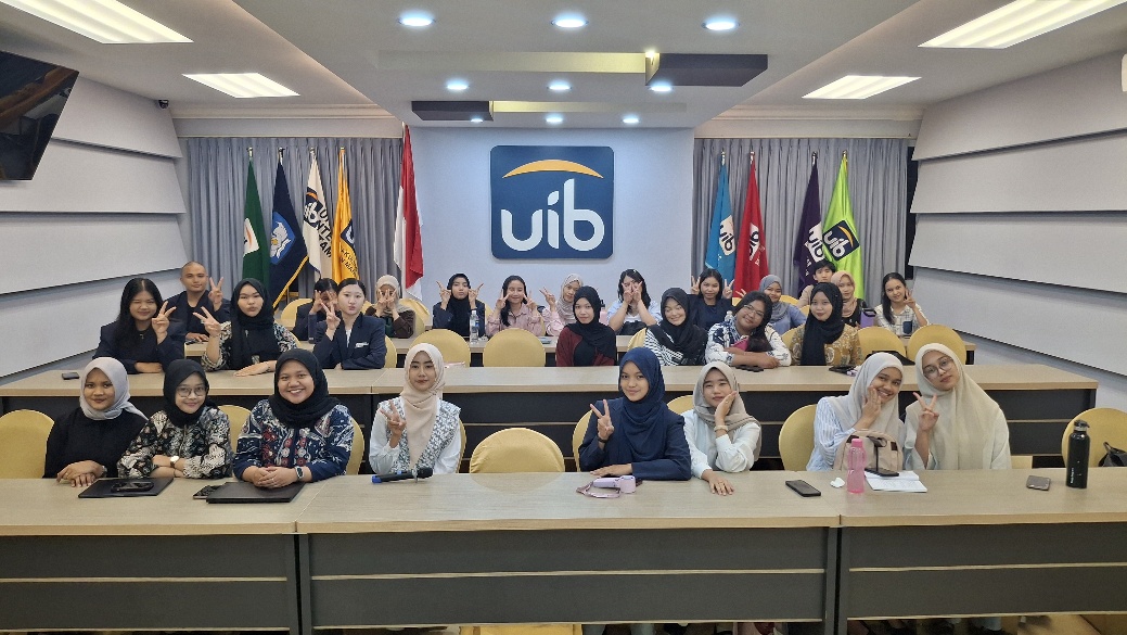 Sebuah gambar berisi dalam ruangan, pakaian, orang, wanita
Konten yang dihasilkan AI mungkin salah.