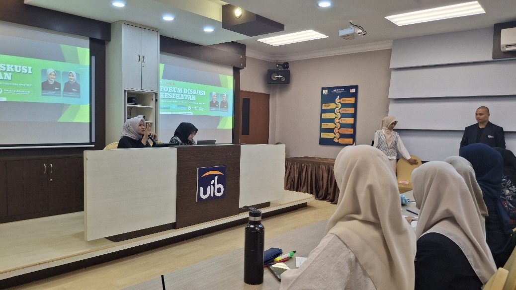 Sebuah gambar berisi pakaian, dalam ruangan, orang, pria
Konten yang dihasilkan AI mungkin salah.