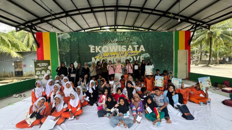 ELE UIB Gerakkan Literasi Desa lewat Storytelling dan Donasi Buku di Bakau Serip
