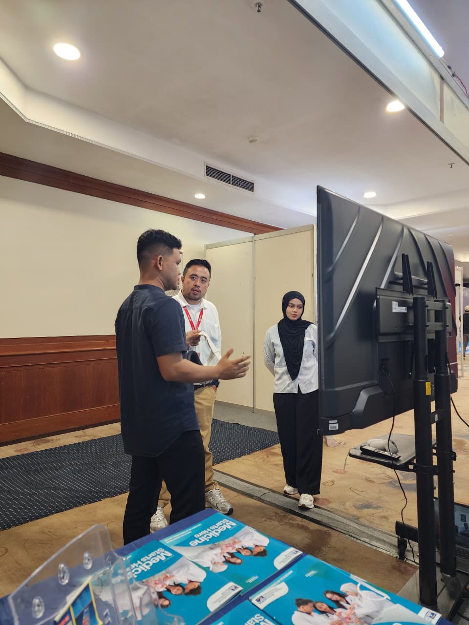 UIB Tampilkan Keunggulan Fakultas Kedokteran dan Teknologi VR di Ajang IBOGU Batam 2025