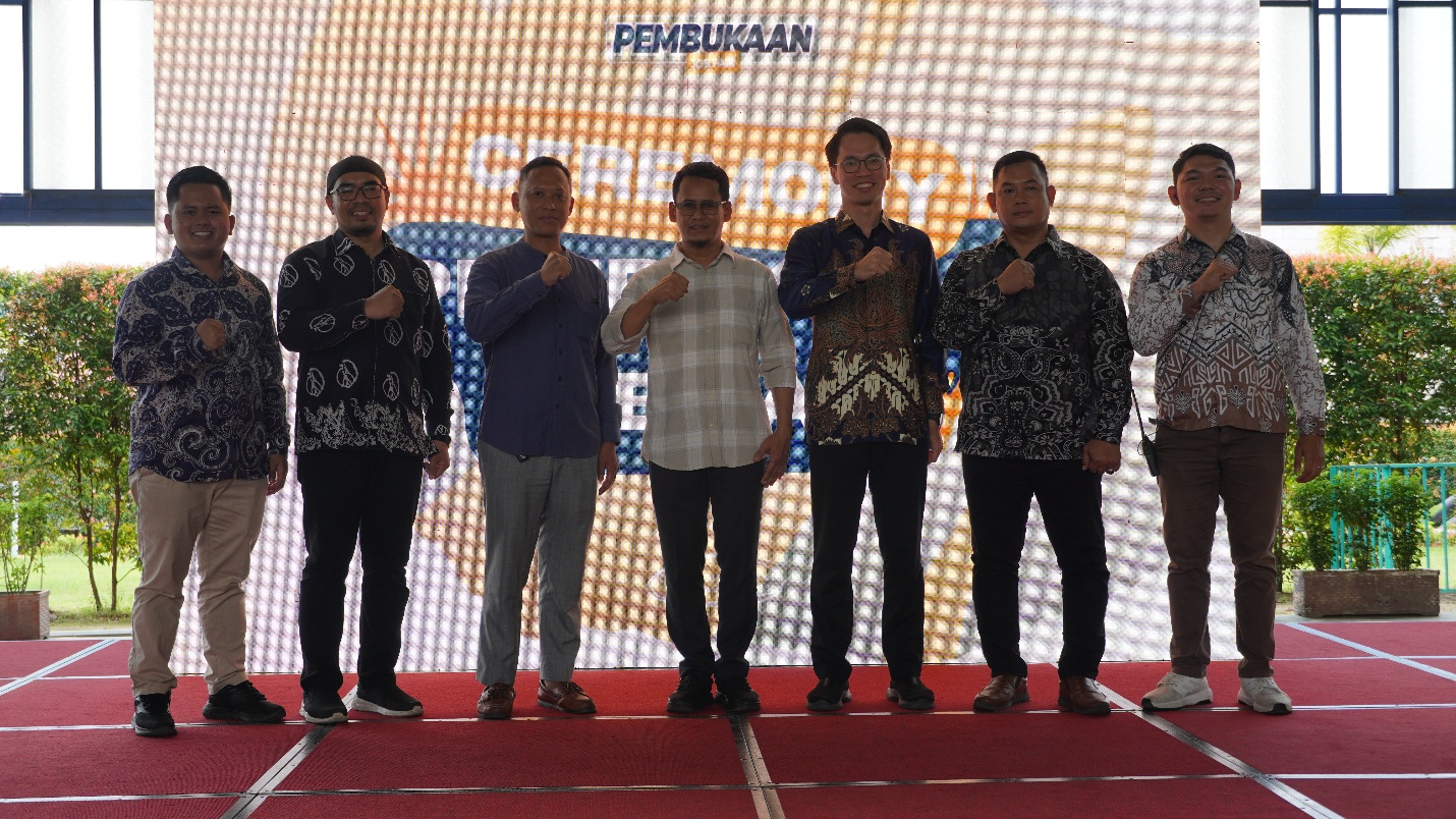 A group of men standing on a red track

AI-generated content may be incorrect.