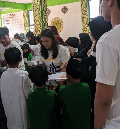 A group of people in a room

AI-generated content may be incorrect.