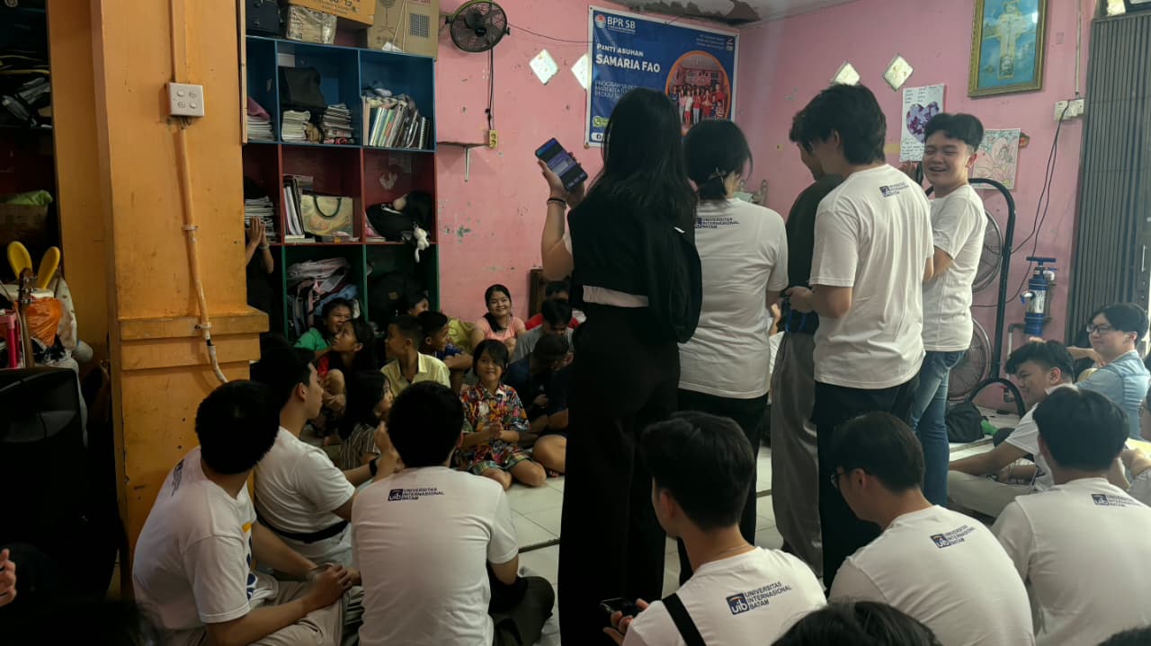 A group of people in a room

AI-generated content may be incorrect.