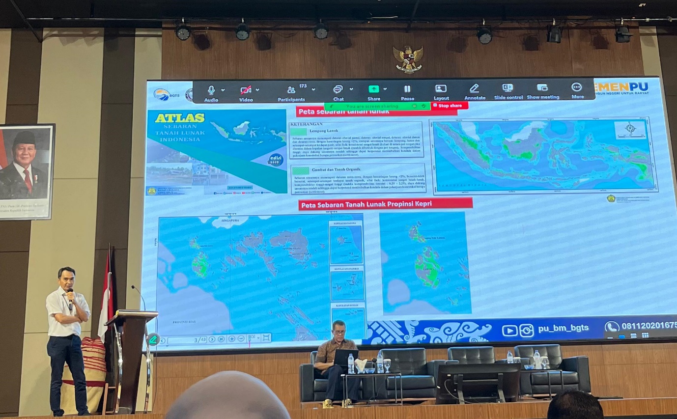 A group of people in a room

Description automatically generated